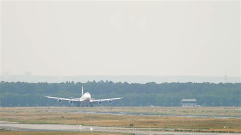 Lufthansa Boeing 747 landing 7075848 Stock Video at Vecteezy
