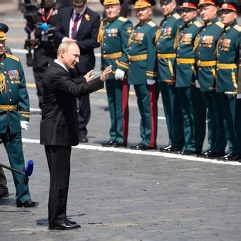 Vladimir Putin Monta Un Imponente Desfile Militar En Mosc Con La