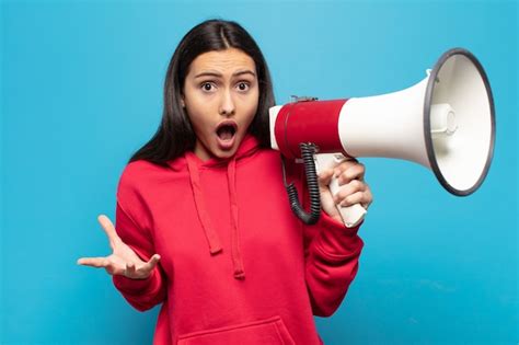 Joven latina boquiabierta y asombrada consternada y atónita con una sorpresa increíble Foto