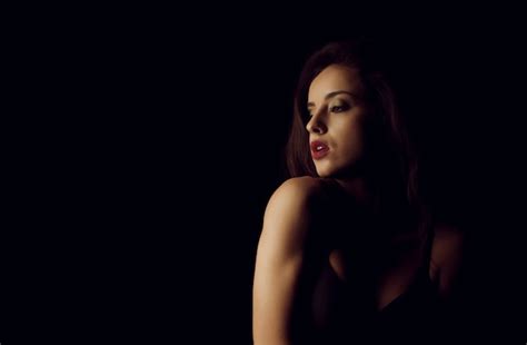 Sensuelle Jeune Femme Brune En Lingerie Noire Avec Des Paules Nues Posant Dans L Ombre Photo
