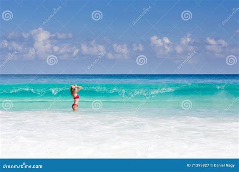 Belle Et Sexy Femme Blonde Dans Le Bikini Rouge Mer De Turquise Image Stock Image Du Tropical