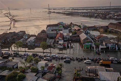 Banjir Rob Rendam Jalur Pantura Di Sayung Demak Lalin Tersendat Km