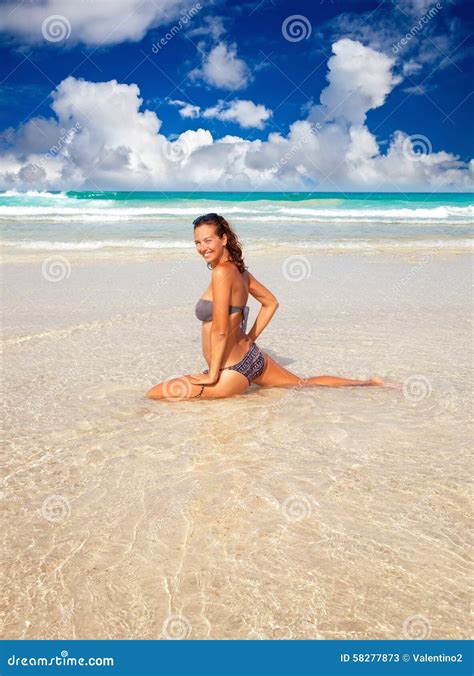 Donna In Bikini Su Una Spiaggia Immagine Stock Immagine Di Femmina Giovane