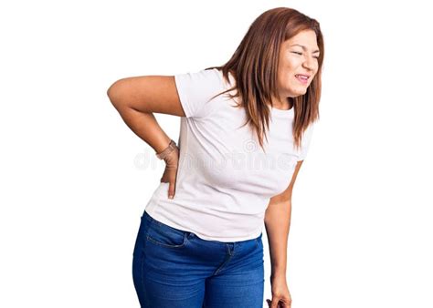 Mulher Latina De Meia Idade Que Usa Camisa Branca Casual Dor Dorsal Que Toca Nas Costas