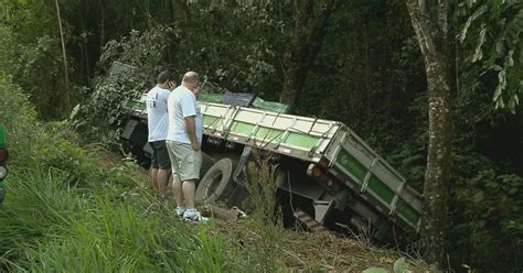 G1 Acidente Na Curva Da Morte Deixa Três Feridos Na Mg 290