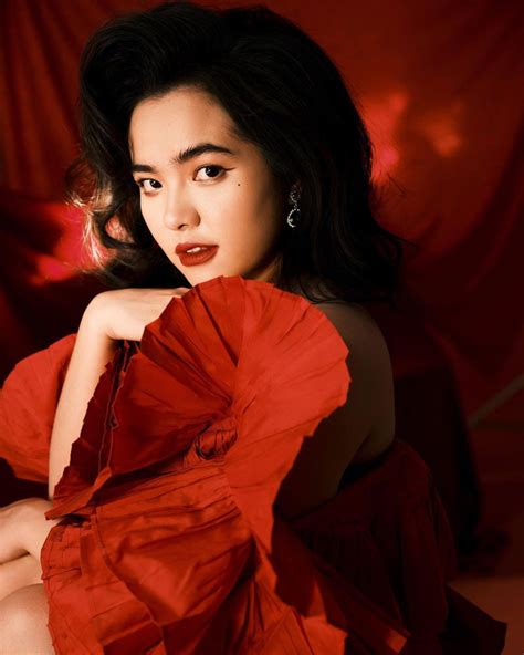 Hot girl mua nhà năm 19 tuổi có pha khoe ảnh bán nude táo bạo không thể rời mắt khỏi tấm lưng