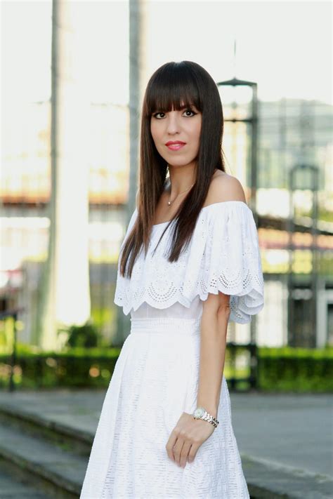 Falda Y Blusa Blancas Con Zapatos Nude