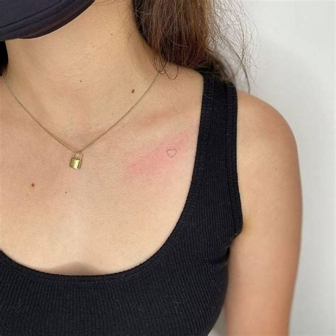 Minimalist Heart Tattoo On The Collarbone Frases Para Fazer Tatuagem