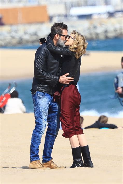 Hilarie Burton and Her Husband Jeffrey Dean Morgan Stroll in the Beach