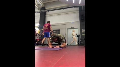 Планка на предплечьях и стопах с поочерёдным подъемом ног *10 - YouTube