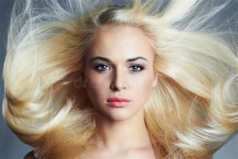 Belle Fille Blonde Longs Cheveux Sains Fond Blanc Image Stock Image Du Coupure Coiffure