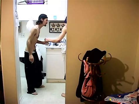 Vidéos pornos Boys Pissing Gay gratuites boys pissing xHamster