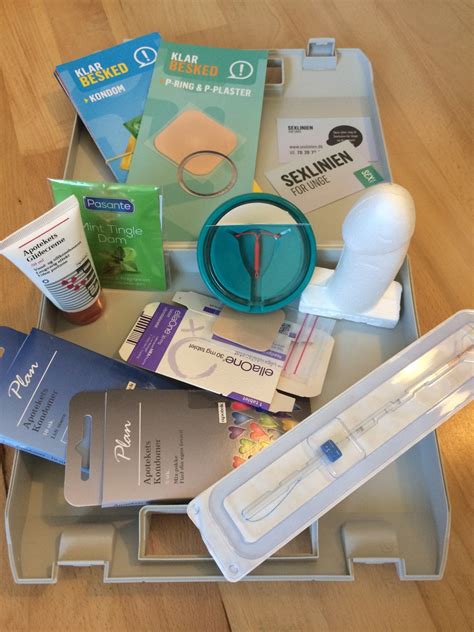 Se mit studiejob Laura har sex kufferten med på arbejde