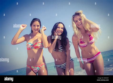 Femme qui danse en bikini Banque de photographies et dimages à haute résolution Alamy