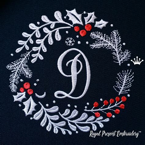 Зимний венок с ягодами и листьями падуба | Royal Present Embroidery
