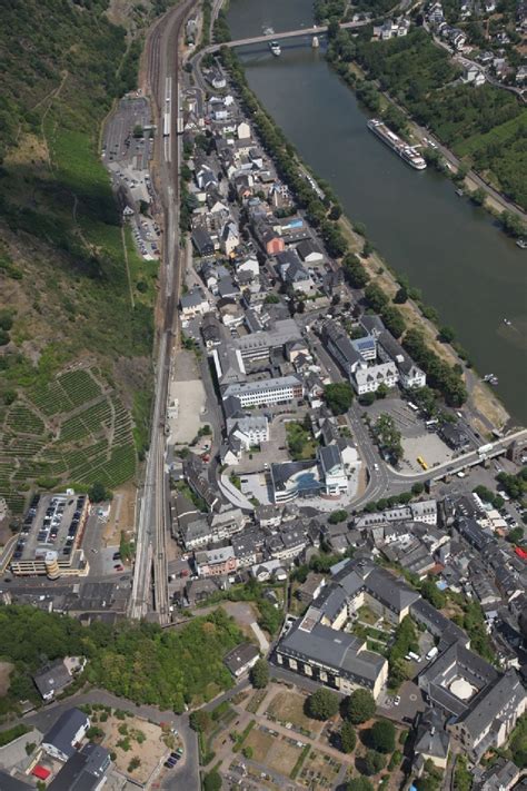 Cochem Von Oben Stadtansicht Am Ufer Des Flu Verlaufes Der Mosel In