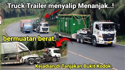 Truck Trailer Menyalip Bermuatan Berat Menanjak Di Tanjakan Bukit Kodok