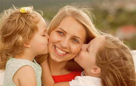 Deux Filles Embrasser Maman Isolée Sur Fond Blanc Image stock Image