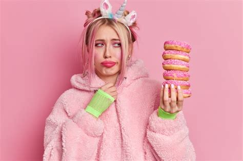 Femme Blonde Boulevers E Avec Un Maquillage Lumineux Regarde Tristement Tas De D Licieux
