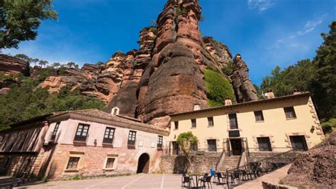 La Curiosa Ermita Construida Bajo Una Enorme Roca En Guadalajara