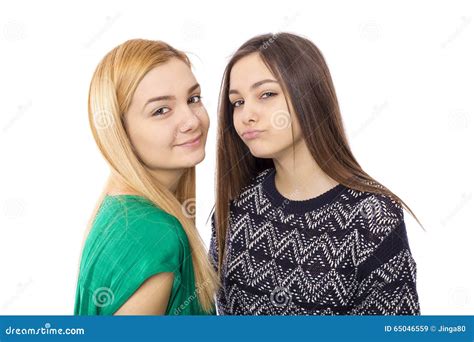 Portr T Von Zwei Attraktiven Jugendlichen Blond Und Von Brunette Stockbild Bild Von Paare