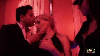 Con Su Gran Polla Afuera Las Milfs Rubia Y Morena No Pueden Resistirse A Tener Un Cuarteto Anal