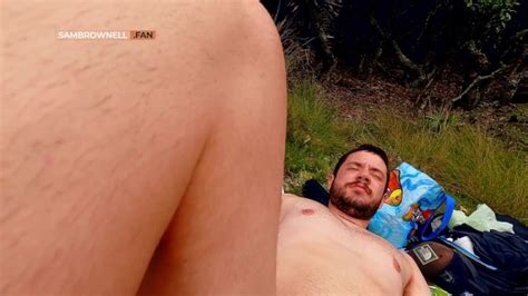 ハンサムなジョックは屋外で大きなtoyによってからかわれたお尻を持っています Pornhub Gay