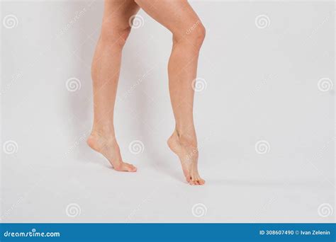 Una Modelo Femenina De Brunette Linda Posando Usando Ropa Interior Negra Y Roja En Estudio