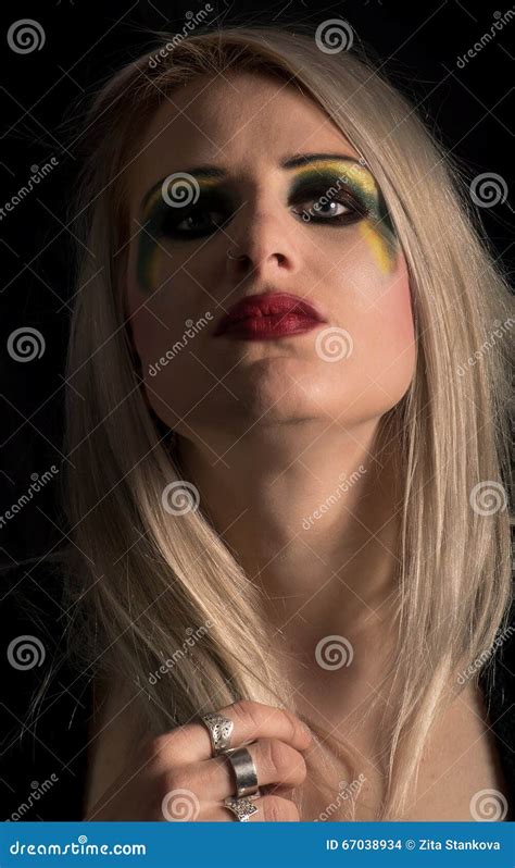 Femme Assez Blonde Avec Le Maquillage Fort Photo Stock Image Du