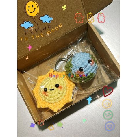 MÓC KHÓA TRÁI ĐẤT MẶT TRỜI siu hot móc khoá cặp đôi trái đất ôm mặt trời Shopee Việt Nam