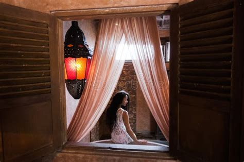 Mulher De Lingerie Branca Relaxando Perto De Um Banho De Pedra Cheio De Espuma No Banheiro