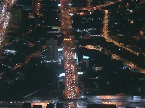 G Moradores Protestam Contra Pris O De Jovens E Fecham Avenida No