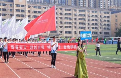 Hot girl cầm bảng sở hữu nhan sắc chuẩn AI làm netizen tò mò Việt Nam Z