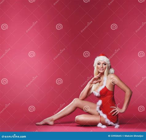 Femme Sexy S étendant Dans La Lingerie érotique De Noël Image stock Image du vacances pattes