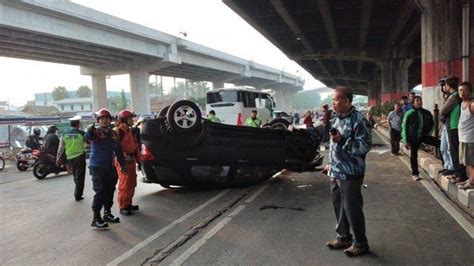 Pengemudi Hilang Kendali Mobil Toyota Rush Tabrak Barrier Dan