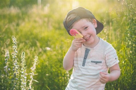 Kind Das Wassermelone Im Garten Isst Kinder Essen Frucht Draußen