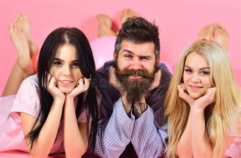 L Homme Avec La Barbe Et La Moustache Attire Des Filles De Blonde Et De Brune Les Filles Tombent