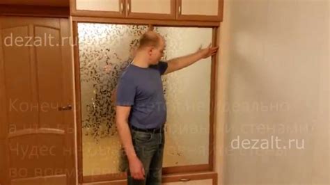 Чем закрыть щель между шкафом и стеной - фото