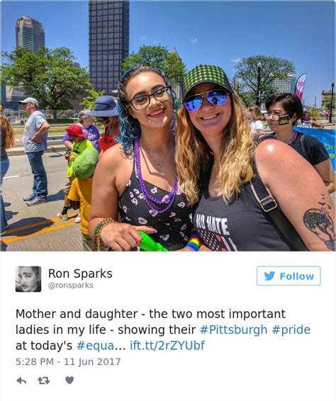 Foto Di Genitori Che Sostengono I Loro Figli Al Gay Pride In America