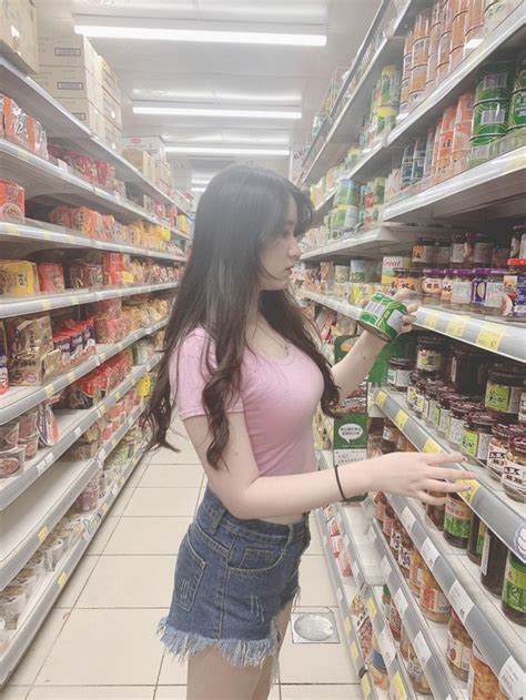 Bị chụp lén trong siêu thị cô nàng hot girl bỗng chốc nổi như cồn nhan sắc thật lại càng gây