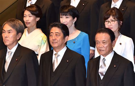 安倍改组内阁 第二位日本女性防卫相受关注