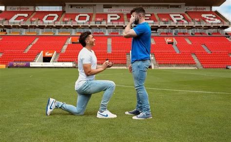 Primeiro Jogador Assumidamente Gay Pede Namorado Em Casamento Em Pleno Revaldo Portal Ango Line