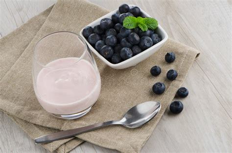 Verse Yoghurt Met Bosbes En Munt In Een Glaskruik Stock Afbeelding