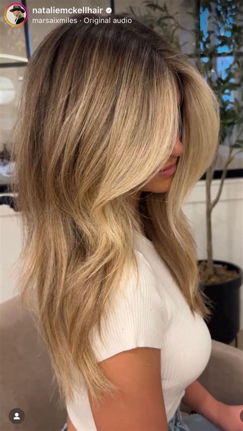 Pin By Elizabeth Vennetti On Blonde Hair Inspiration Blonde Hair With Roots Honey Blonde Hair