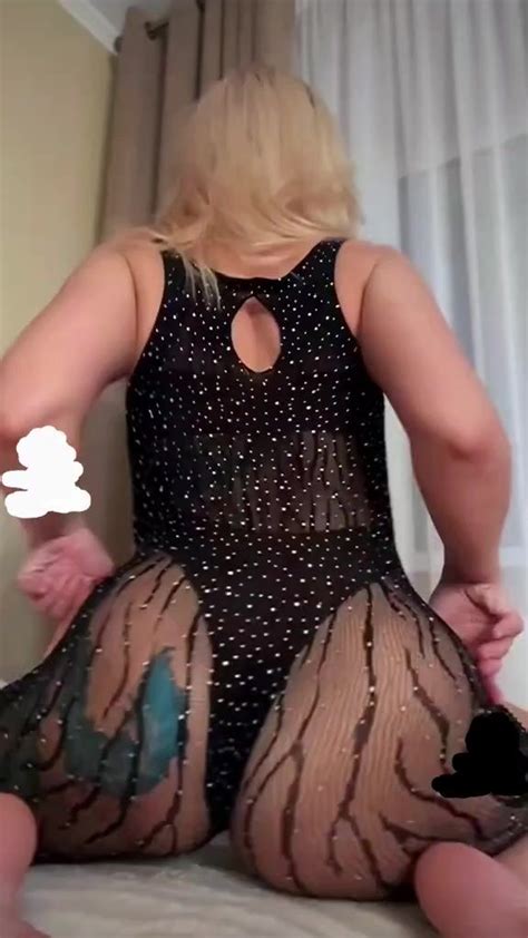 Twerking Blonde 2