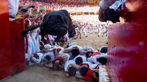 Không khí náo nhiệt gay cấn đến thót tim tại lễ hội bò tót San Fermin ở Tây Ban Nha Vietnam vn