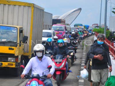 Kemacetan Jalan Agil Kusumadya Kudus Akibat Banjir Antara Foto