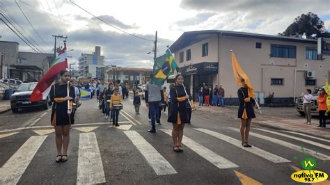 Ouro Enche Se De Cores E Cultura Em Desfile E Ato C Vico R Dio