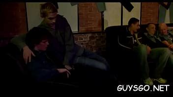 Orgía húmeda llena de pollas duras XVIDEOS