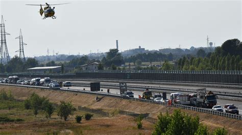 Brebemi Furgoncino Si Schianta Contro Autocarro Di Segnalazione Lavori